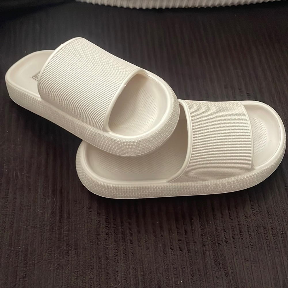 Women’s beige sandals, brand new, Women’s size 8